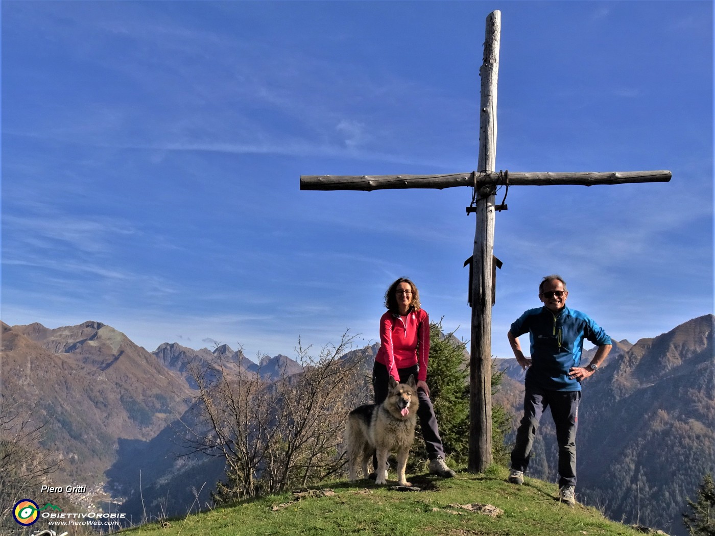 03 Alla rustica croce lignea del Monte Colle (1750 m) panorama sulle cime orobiche.JPG